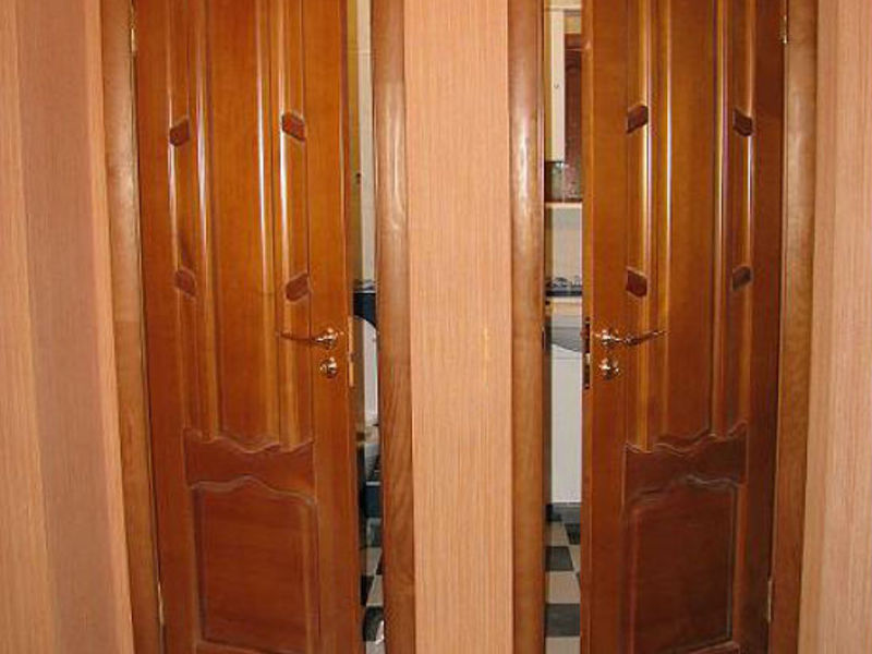 Купить дверь с коробкой в ванную. Двери для ванной и туалета. Двери для ванной и туал. Деревянные двери в санузел. Двери туалет и ванна.