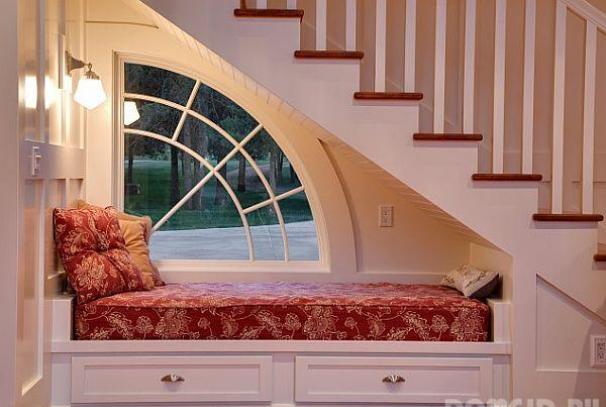 Εντοιχισμένη ντουλάπα κάτω από τις σκάλες σε ιδιωτικό σπίτι, ενσωματωμένες επιλογές ντουλάπας κάτω από τις σκάλες, εγκατάσταση μόνοι σας