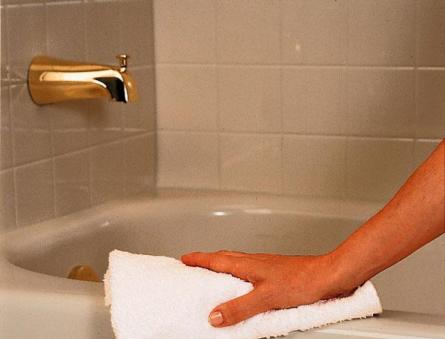 Bagaimana cara membersihkan bak mandi akrilik, dengan produk apa?
