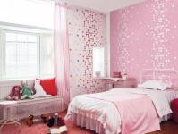Lila duvar kağıdıyla bir oda nasıl dekore edilir?